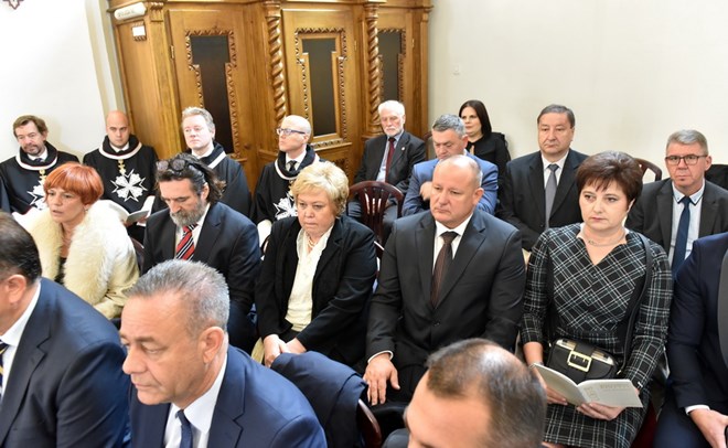Predstavnici državnih i lokalnih vlasti nakon slavlja ređenja čestitali biskupu Radošu